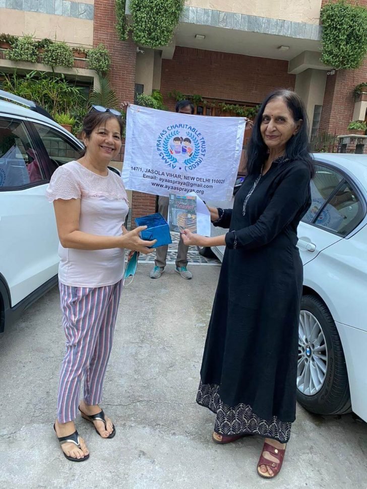 Ayaas-Prayas facilitated the teachers teaching with us with a mug and a card