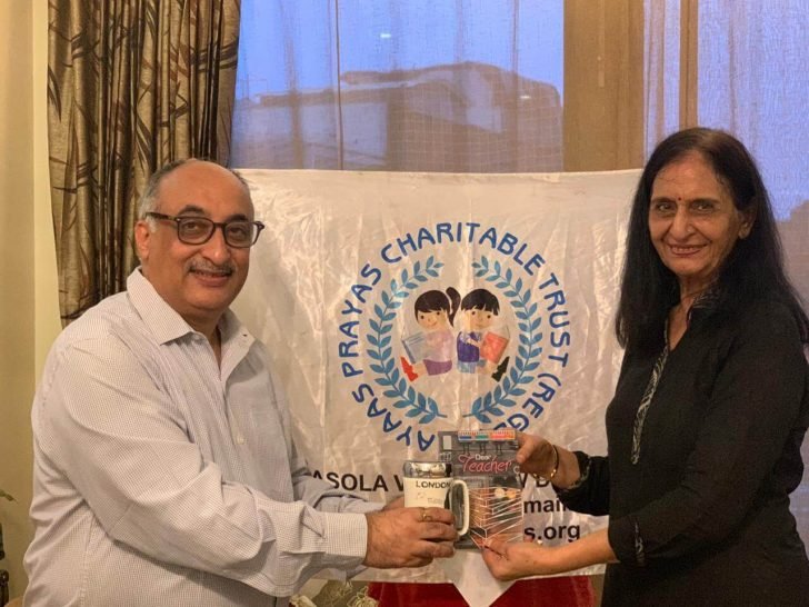 Ayaas-Prayas facilitated the teachers teaching with us with a mug and a card