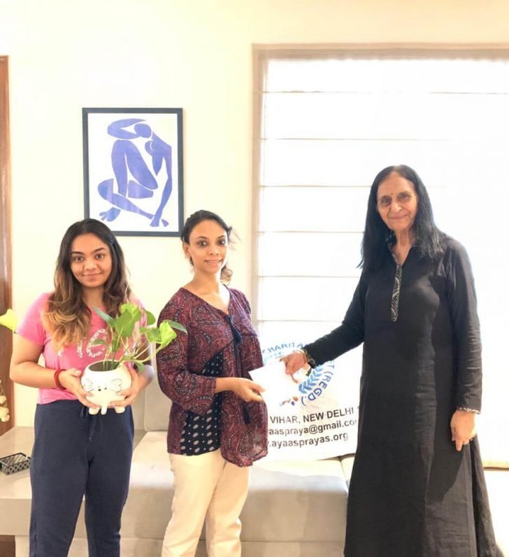 Ayaas-Prayas facilitated the teachers teaching with us with a mug and a card