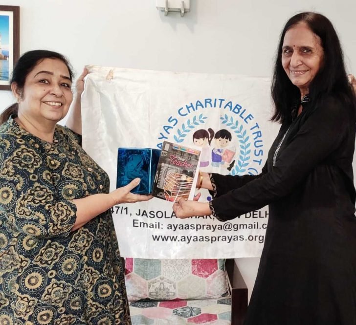 Ayaas-Prayas facilitated the teachers teaching with us with a mug and a card