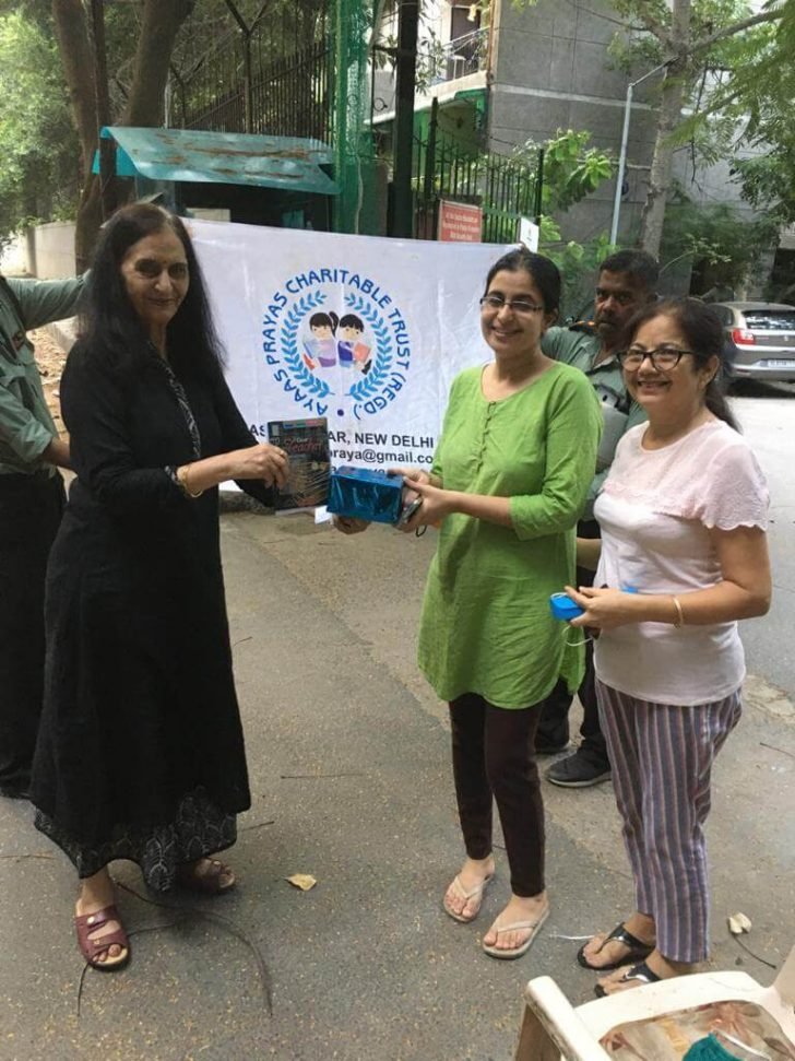 Ayaas-Prayas facilitated the teachers teaching with us with a mug and a card