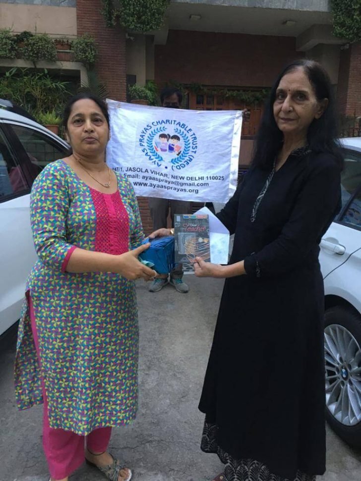 Ayaas-Prayas facilitated the teachers teaching with us with a mug and a card