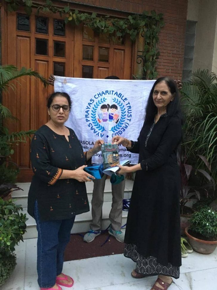 Ayaas-Prayas facilitated the teachers teaching with us with a mug and a card